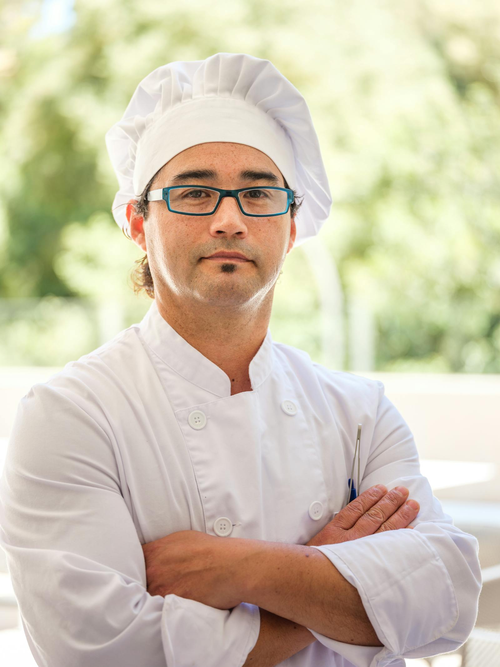 Chef qui dresse un plat en cuisine