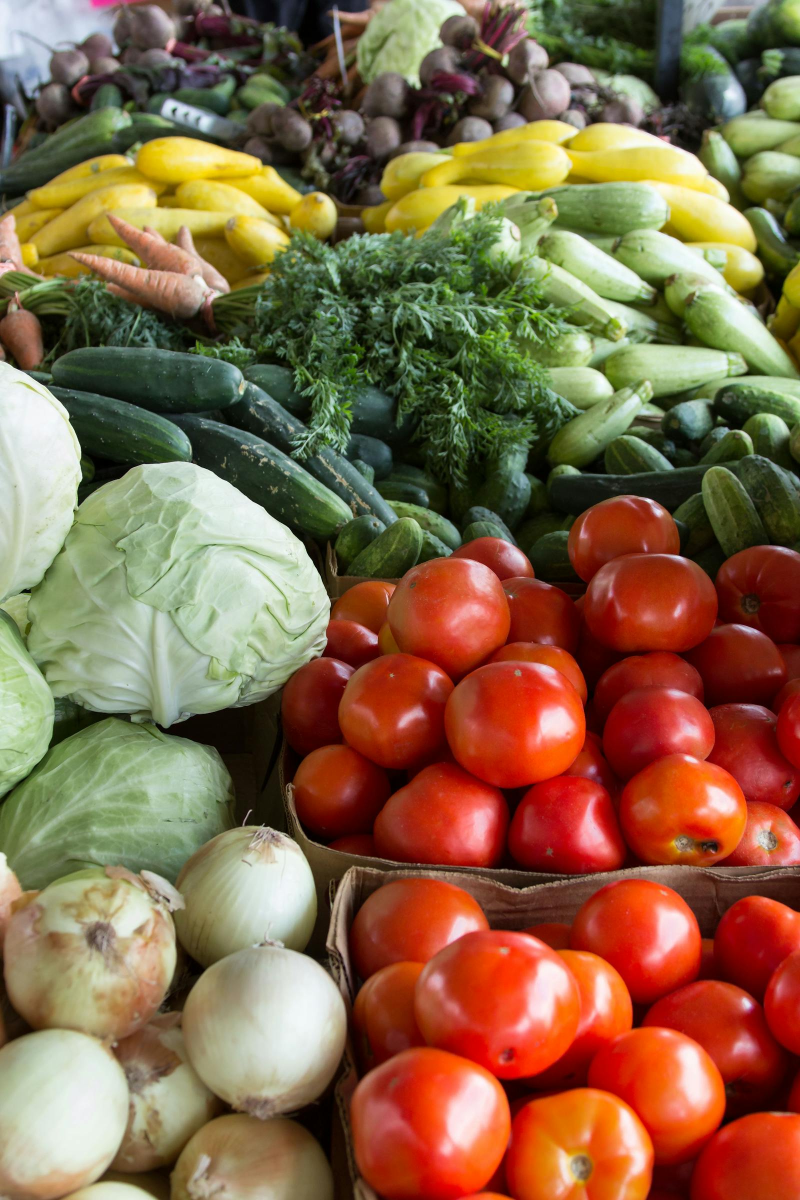 Cagettes de tomates et légumes sur le marché provençal