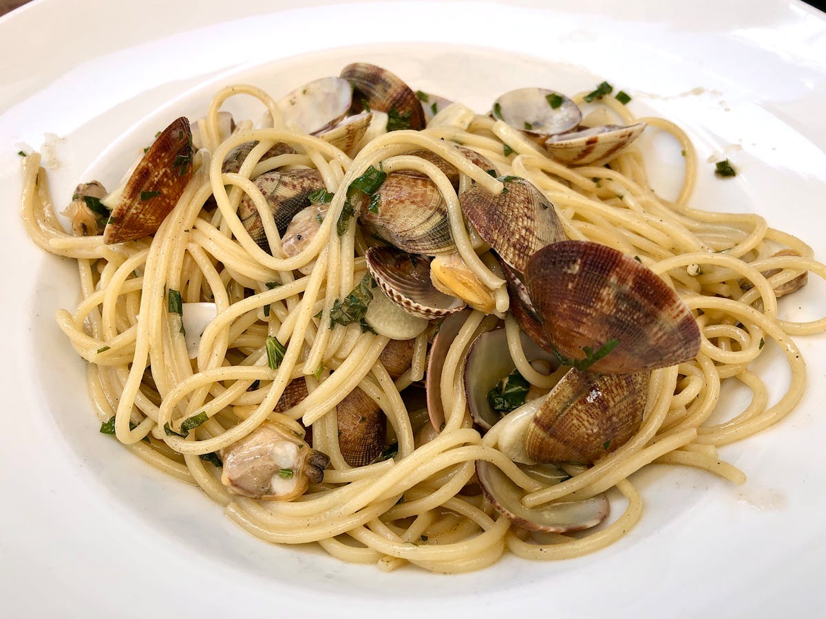 Spaghetti alle vongole, palourdes et persil